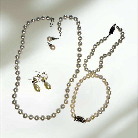 Elegant Pearl Necklace with Yellow Jewelry Box - Picture 9 of 12